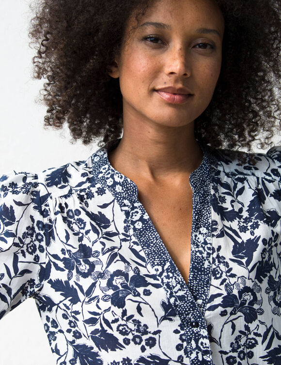 Chemisier col tunisien manches 3/4, imprimé bicolore (écru / marine) Chemisier col tunisien manches 3/4, imprimé bicolore (écru / marine)